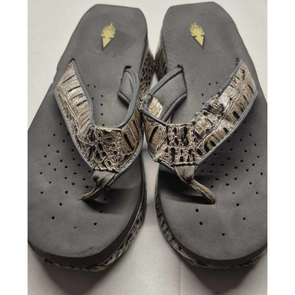 Volatile women's gray snake skin print flip flop sandals sz. 8